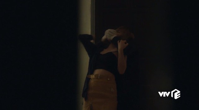 Vẻ nóng bỏng của cô gái vào vai xác chết lõa thể trong phim Mê cung