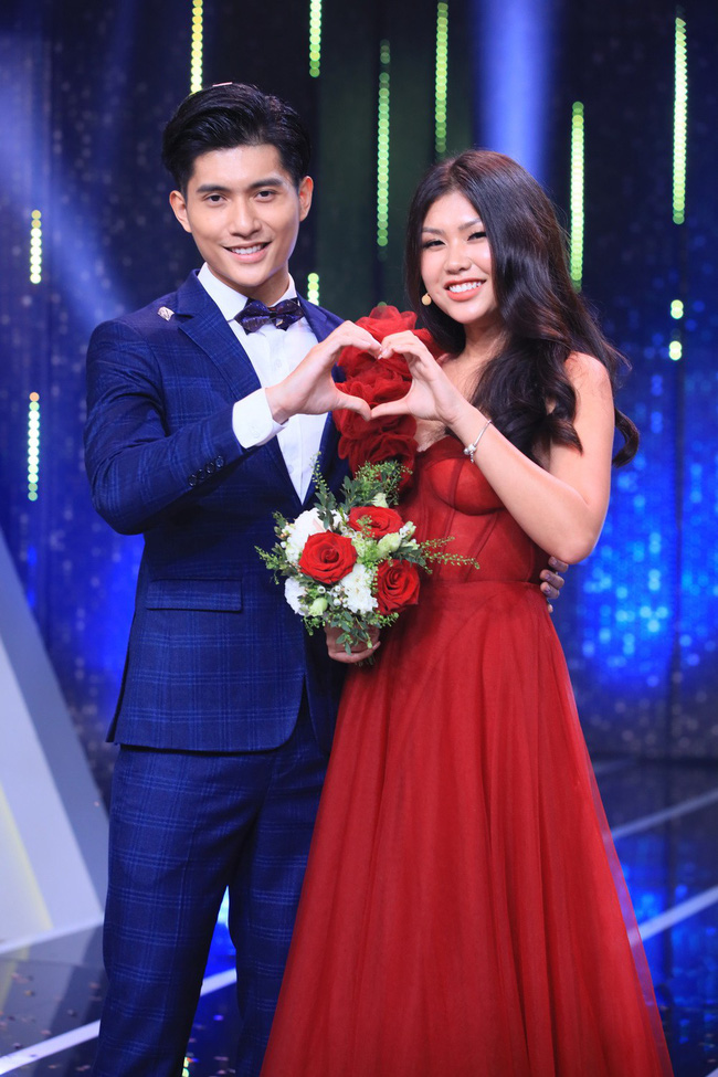 Nữ chính Người ấy là ai? bỏ qua phi công nước Mỹ để nắm tay thị vệ của Chi Pu ra về: Chọn nhau vì một ánh nhìn! Nữ chính Người ấy là ai? bỏ qua phi công nước Mỹ để nắm tay thị vệ của Chi Pu ra về: Chọn nhau vì một ánh nhìn!