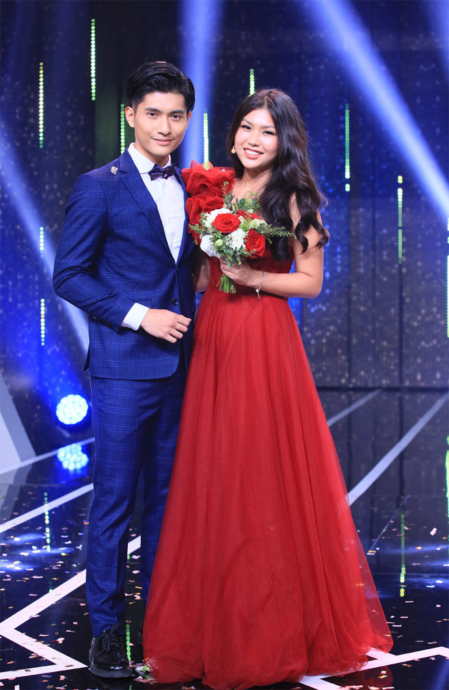 Nữ chính Người ấy là ai? bỏ qua phi công nước Mỹ để nắm tay thị vệ của Chi Pu ra về: Chọn nhau vì một ánh nhìn! Nữ chính Người ấy là ai? bỏ qua phi công nước Mỹ để nắm tay thị vệ của Chi Pu ra về: Chọn nhau vì một ánh nhìn!