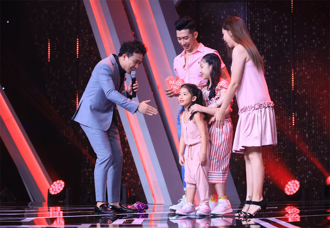 Nữ chính Người ấy là ai? bỏ qua phi công nước Mỹ để nắm tay thị vệ của Chi Pu ra về: Chọn nhau vì một ánh nhìn! Nữ chính Người ấy là ai? bỏ qua phi công nước Mỹ để nắm tay thị vệ của Chi Pu ra về: Chọn nhau vì một ánh nhìn!