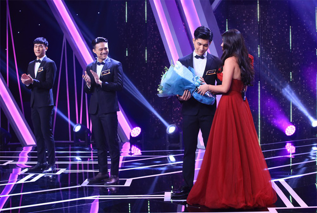 Nữ chính Người ấy là ai? bỏ qua phi công nước Mỹ để nắm tay thị vệ của Chi Pu ra về: Chọn nhau vì một ánh nhìn! Nữ chính Người ấy là ai? bỏ qua phi công nước Mỹ để nắm tay thị vệ của Chi Pu ra về: Chọn nhau vì một ánh nhìn!