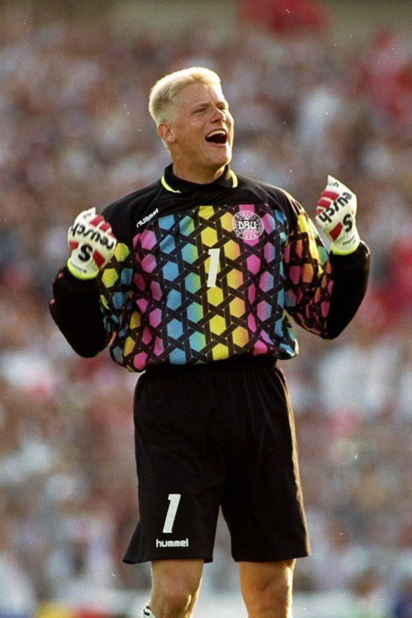 Nhìn lại trào lưu áo bóng đá in họa tiết của thập niên 90