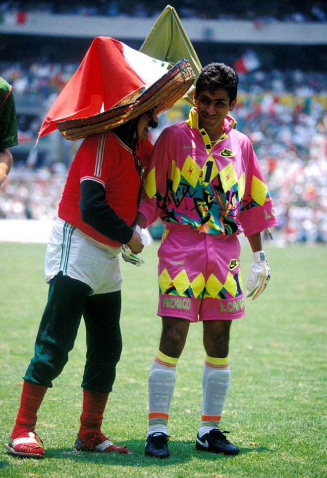 Nhìn lại trào lưu áo bóng đá in họa tiết của thập niên 90