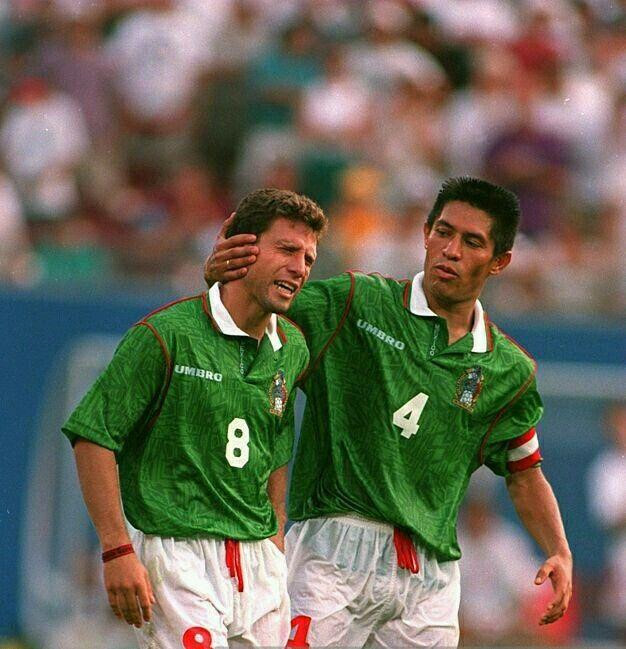 Nhìn lại trào lưu áo bóng đá in họa tiết của thập niên 90