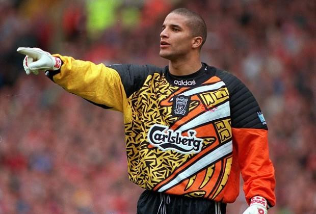 Nhìn lại trào lưu áo bóng đá in họa tiết của thập niên 90