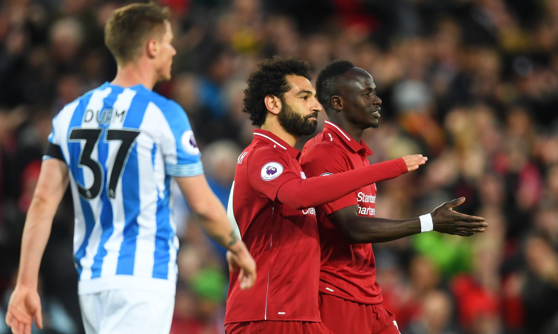 Liverpool 5-0 Huddersfield: Hủy diệt đội đã xuống hạng, Liverpool chiếm lại ngôi đầu Premier League