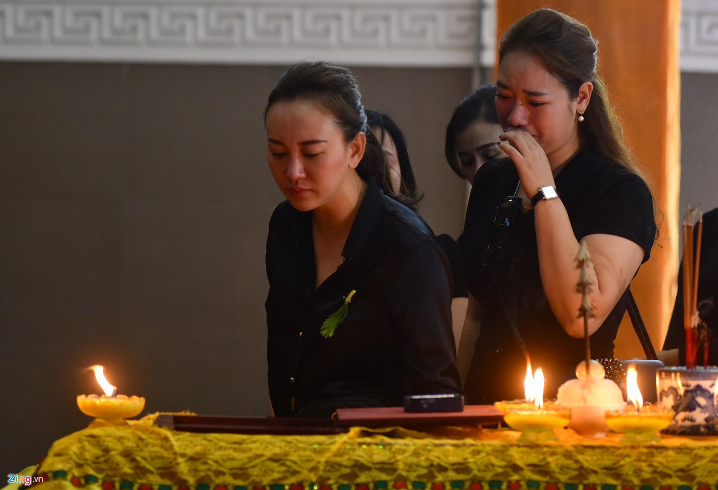 Nhiều nghệ sĩ Việt khóc khi viếng người mẫu Hà Nội qua đời ở tuổi 37