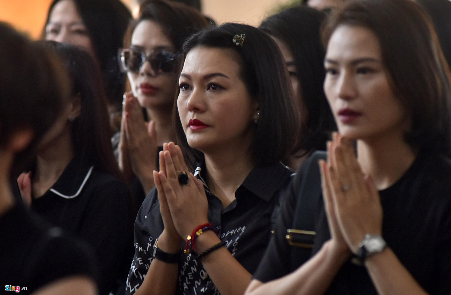 Nhiều nghệ sĩ Việt khóc khi viếng người mẫu Hà Nội qua đời ở tuổi 37