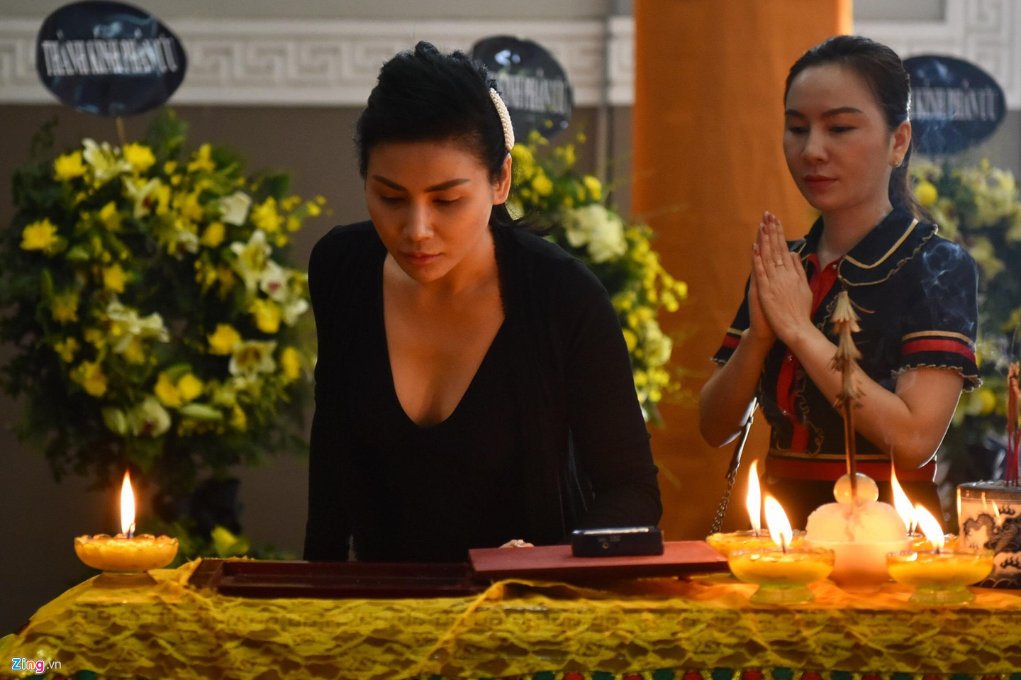 Nhiều nghệ sĩ Việt khóc khi viếng người mẫu Hà Nội qua đời ở tuổi 37