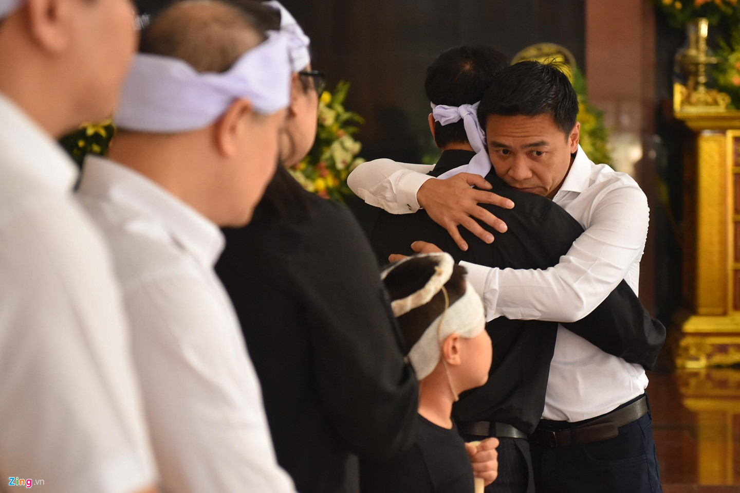 Nhiều nghệ sĩ Việt khóc khi viếng người mẫu Hà Nội qua đời ở tuổi 37