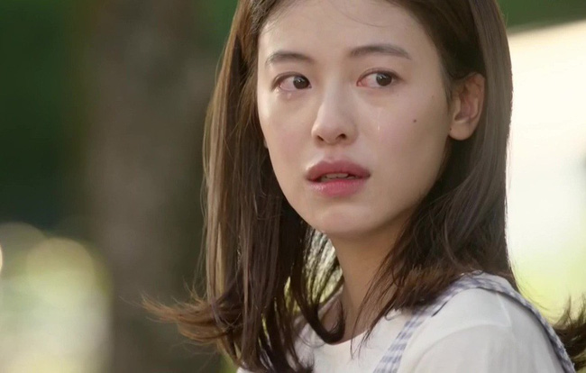 Mặc váy cưới xuất hiện trong hôn lễ của người yêu cũ, cô gái khiến họ hàng hai bên nhận ra bộ mặt thật của chú rể