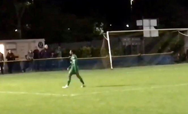 Cay cú vì thẻ đỏ, cầu thủ dập cầu dao sân vận động