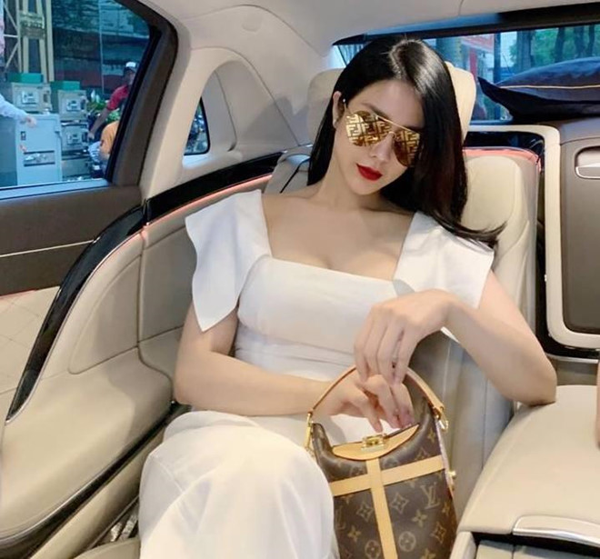 Diệp Lâm Anh mang bầu chỉ sau 5 tháng sinh con gái đầu lòng