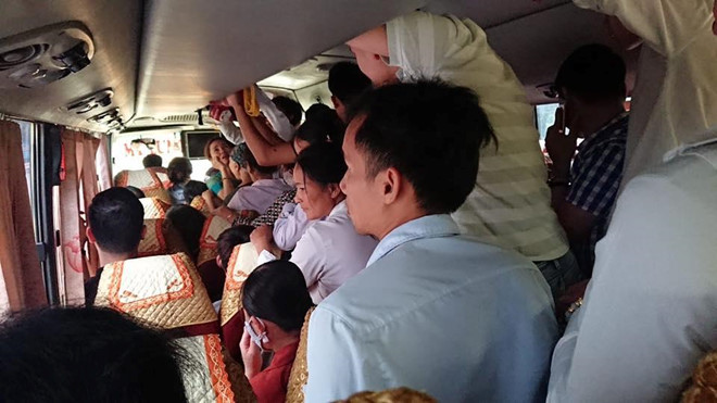 Kêu trời vì xe khách nhét gần trăm người dịp lễ 30/4