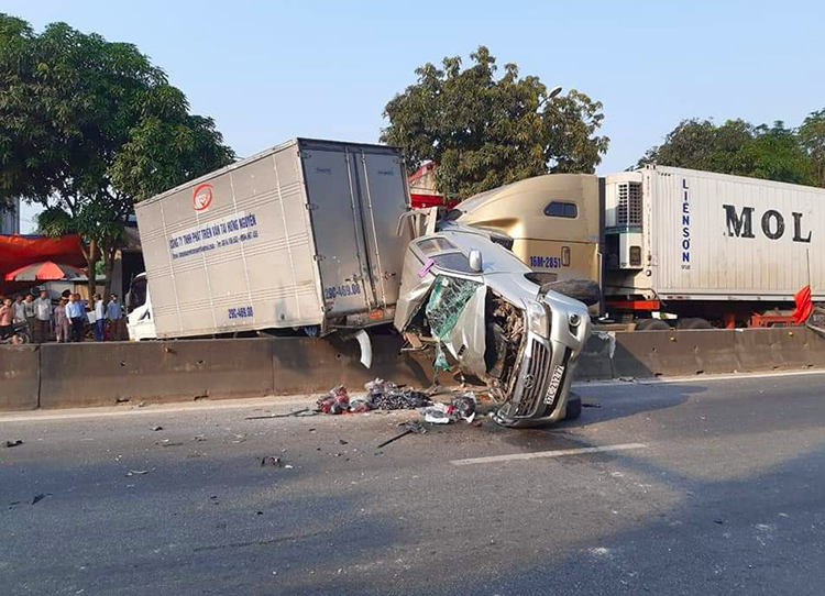Xe container tông nhiều ôtô dừng đèn đỏ, quốc lộ 1A ách tắc