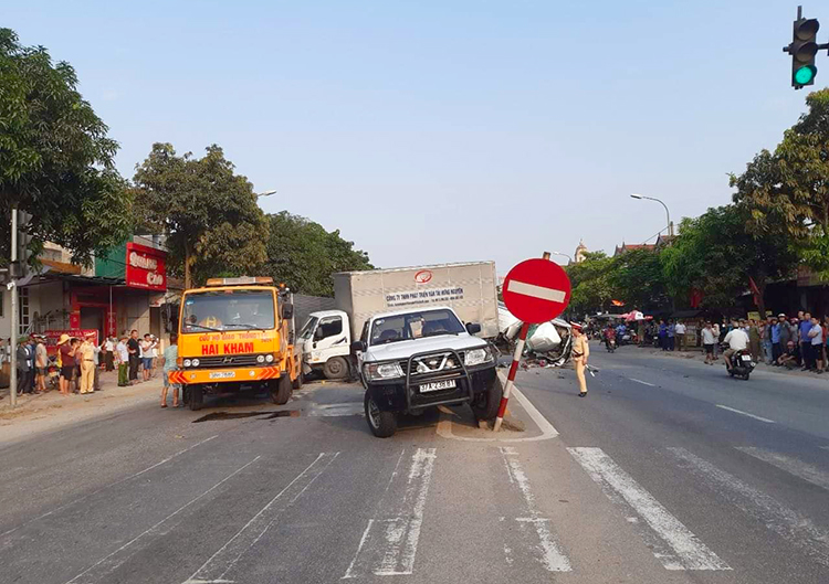 Xe container tông nhiều ôtô dừng đèn đỏ, quốc lộ 1A ách tắc