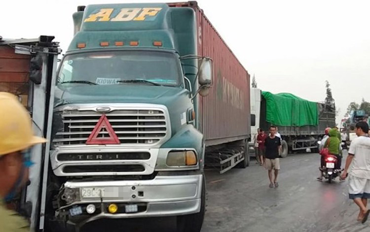 Tai nạn liên hoàn khiến đường tránh TP Vinh ách tắc nhiều giờ