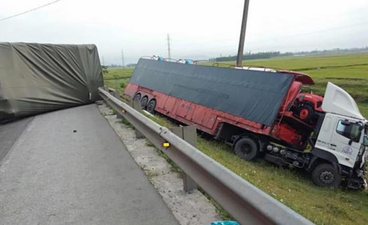 Tai nạn liên hoàn khiến đường tránh TP Vinh ách tắc nhiều giờ