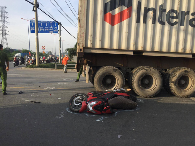 Cháu trai gục đầu hoảng loạn khi dì bị container cán tử vong trên đường ra bến xe về quê nghỉ lễ