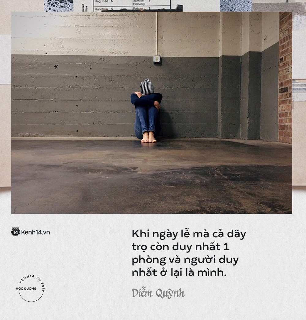 Xót xa hình ảnh 2 sinh viên ngồi vạ vật ở bến xe hàng tiếng đồng hồ không mua được vé về nghỉ lễ