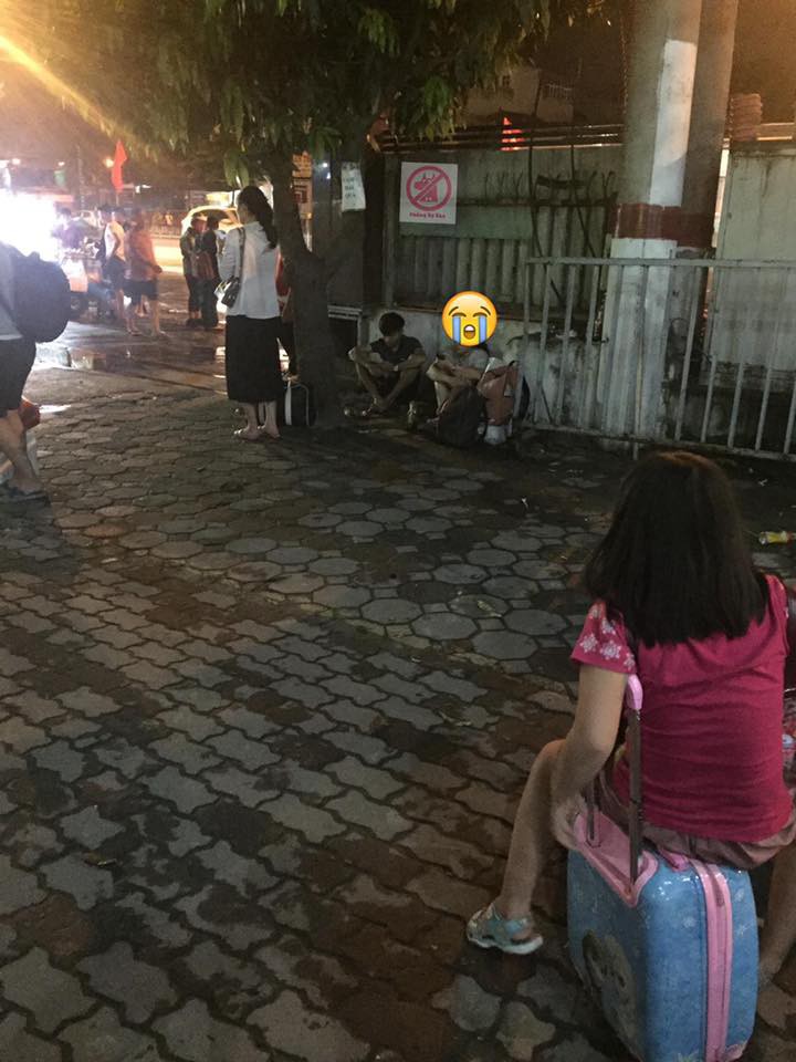 Xót xa hình ảnh 2 sinh viên ngồi vạ vật ở bến xe hàng tiếng đồng hồ không mua được vé về nghỉ lễ