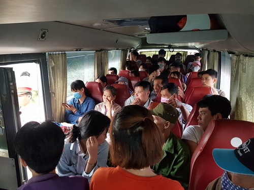 Cảnh sát mặc thường phục xử lý xe vi phạm trên cao tốc