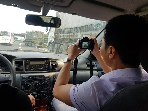 Cảnh sát mặc thường phục xử lý xe vi phạm trên cao tốc