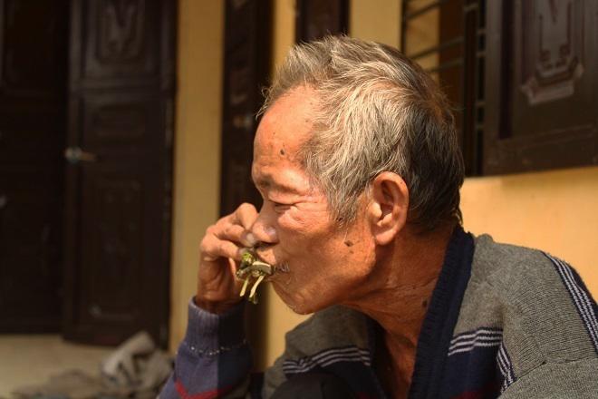 Vợ đột ngột qua đời, 4 bố con lần lượt hóa điên và câu nói chua xót của hàng xóm