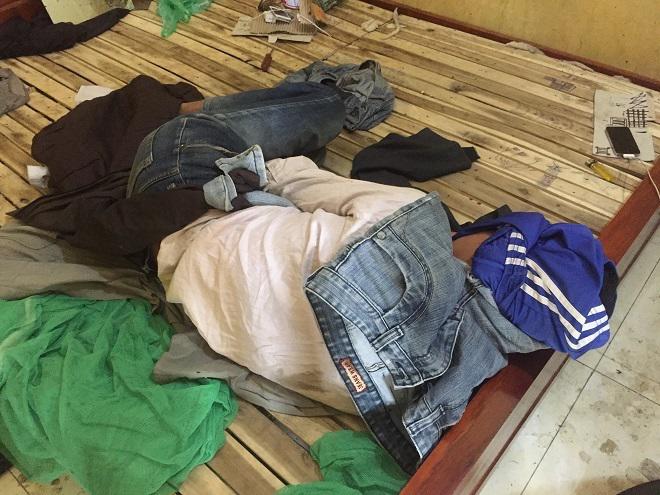 Vợ đột ngột qua đời, 4 bố con lần lượt hóa điên và câu nói chua xót của hàng xóm