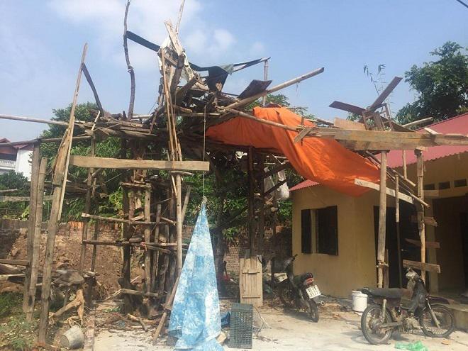 Vợ đột ngột qua đời, 4 bố con lần lượt hóa điên và câu nói chua xót của hàng xóm