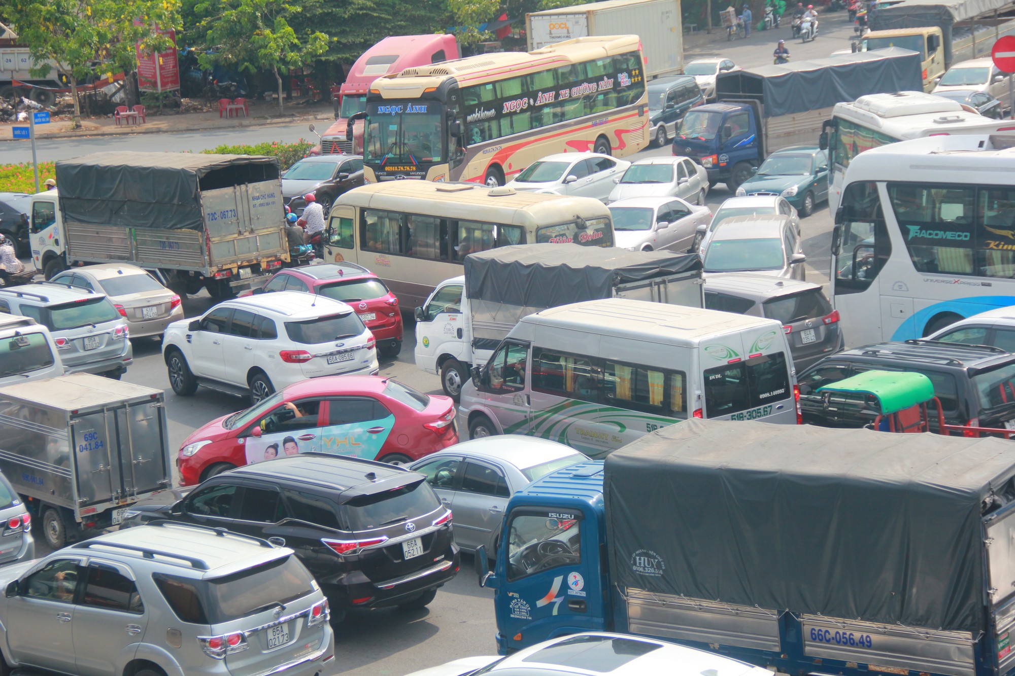 TP.HCM: Cửa ngõ phía Tây kẹt cứng, giao thông hỗn loạn vì người dân về quê nghỉ lễ 30/4 - 1/5
