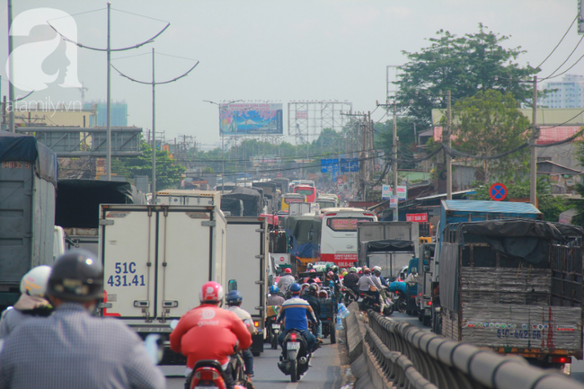 TP.HCM: Cửa ngõ phía Tây kẹt cứng, giao thông hỗn loạn vì người dân về quê nghỉ lễ 30/4 - 1/5