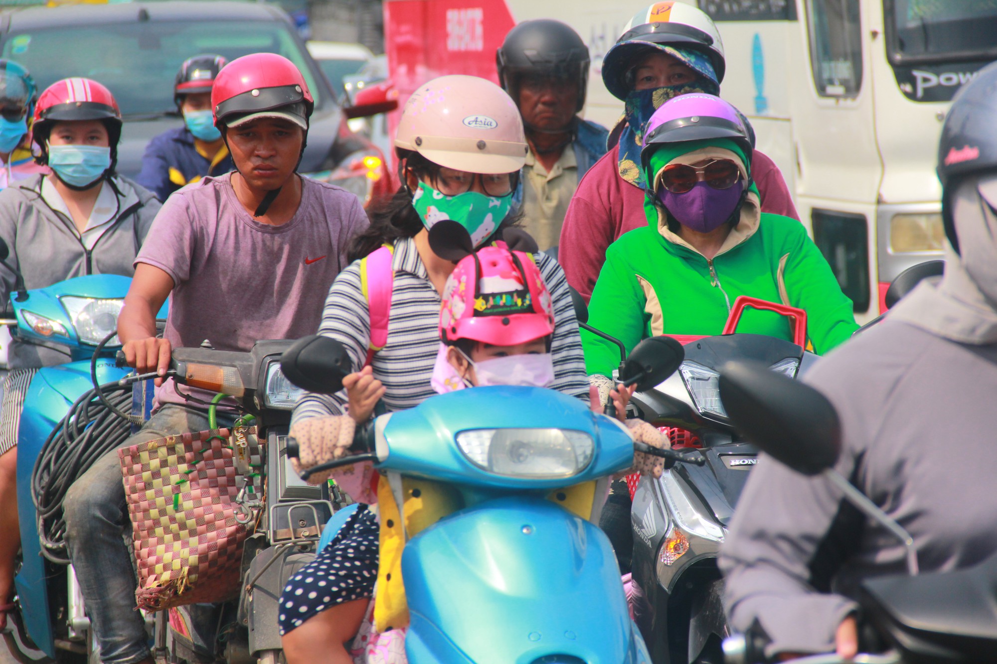 TP.HCM: Cửa ngõ phía Tây kẹt cứng, giao thông hỗn loạn vì người dân về quê nghỉ lễ 30/4 - 1/5