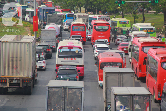 TP.HCM: Cửa ngõ phía Tây kẹt cứng, giao thông hỗn loạn vì người dân về quê nghỉ lễ 30/4 - 1/5