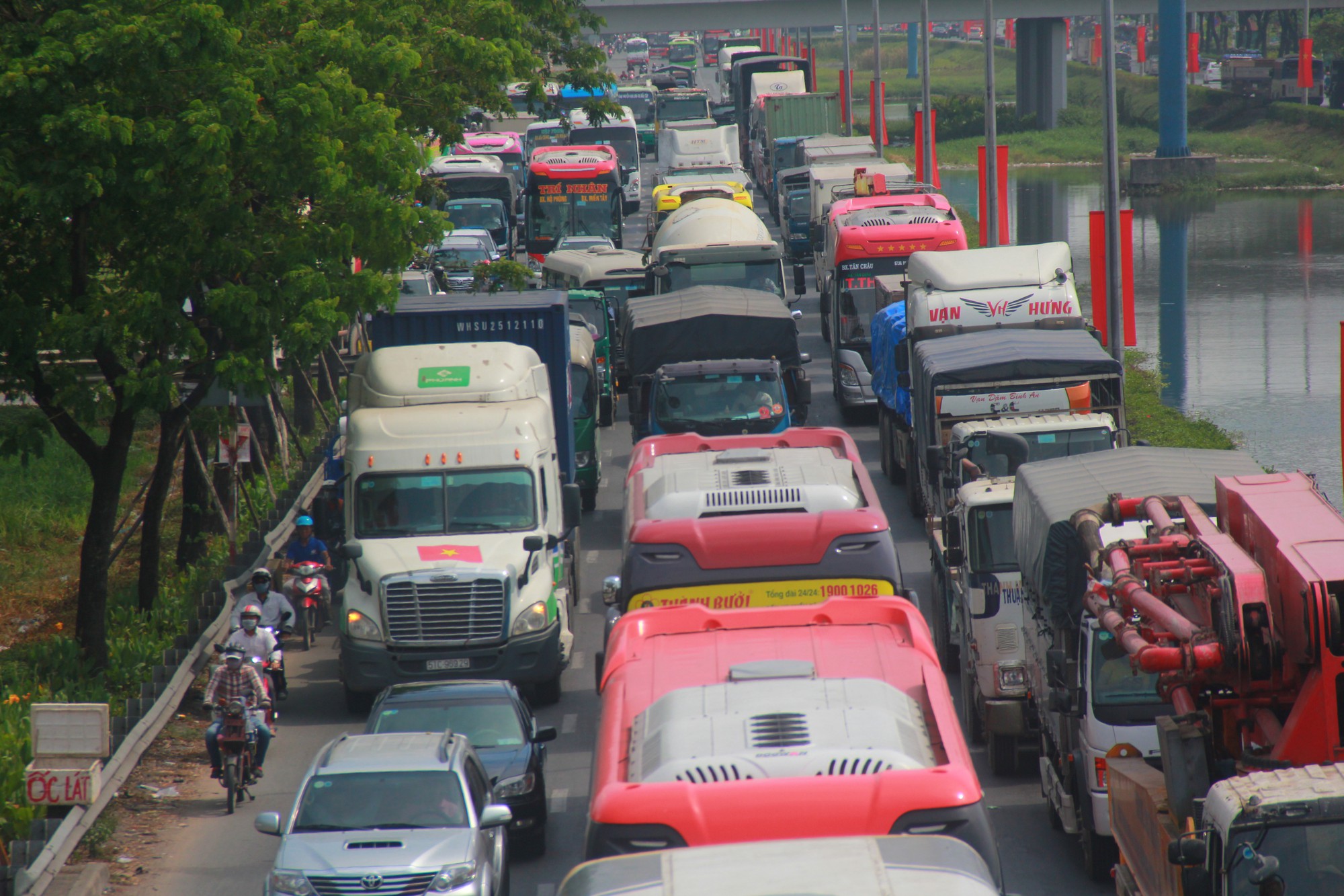 TP.HCM: Cửa ngõ phía Tây kẹt cứng, giao thông hỗn loạn vì người dân về quê nghỉ lễ 30/4 - 1/5