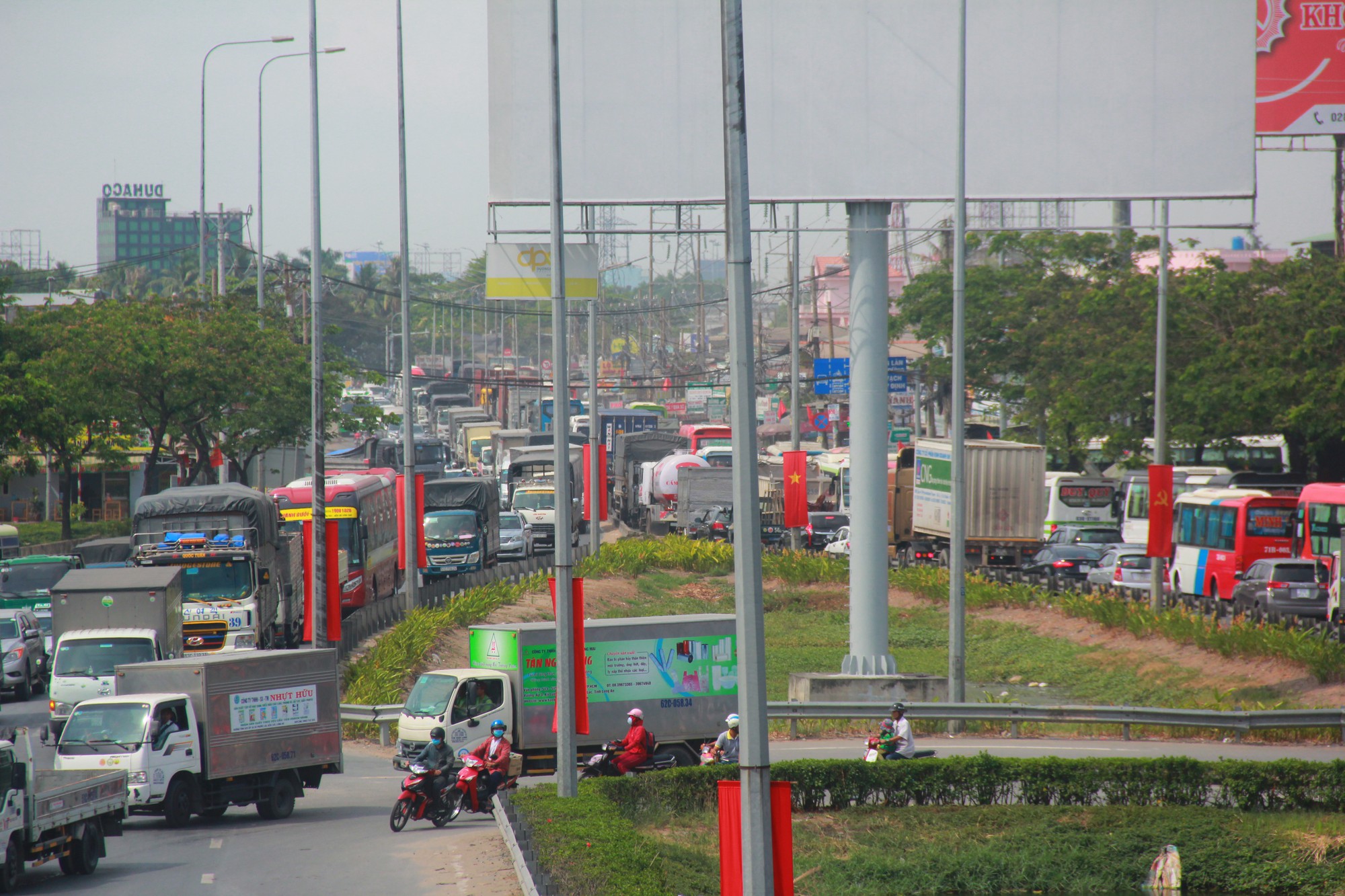 TP.HCM: Cửa ngõ phía Tây kẹt cứng, giao thông hỗn loạn vì người dân về quê nghỉ lễ 30/4 - 1/5