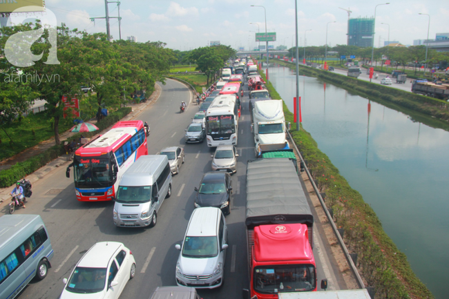 TP.HCM: Cửa ngõ phía Tây kẹt cứng, giao thông hỗn loạn vì người dân về quê nghỉ lễ 30/4 - 1/5