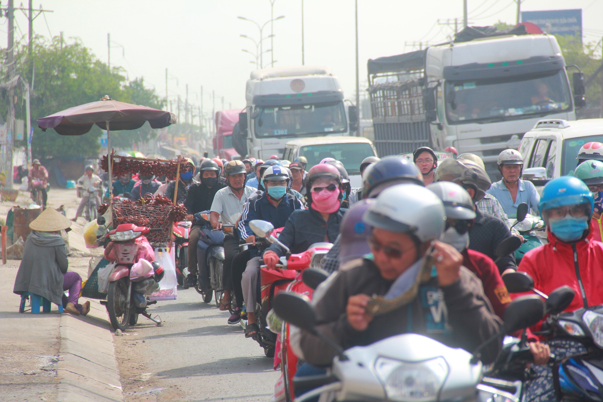 TP.HCM: Cửa ngõ phía Tây kẹt cứng, giao thông hỗn loạn vì người dân về quê nghỉ lễ 30/4 - 1/5