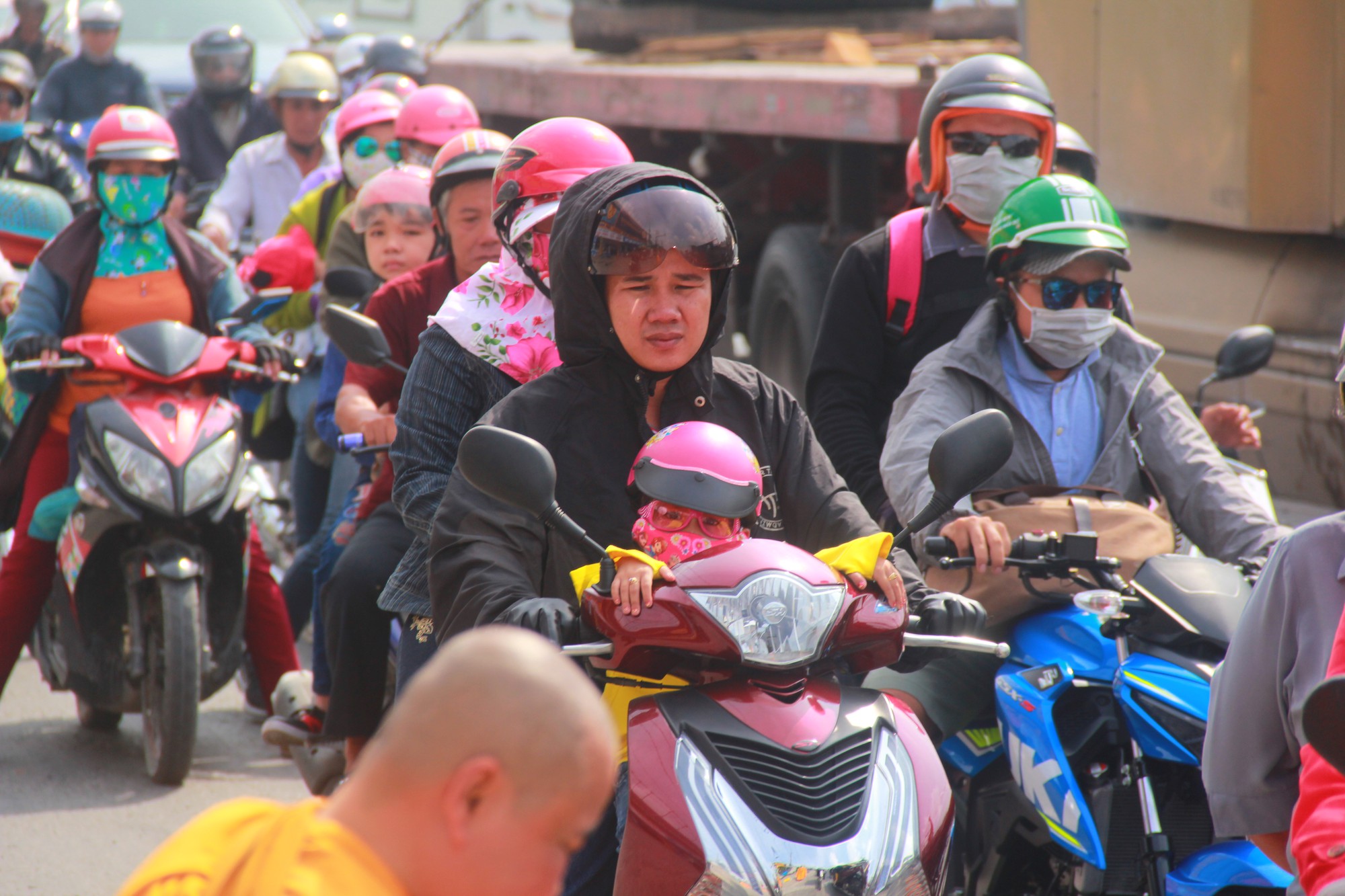 TP.HCM: Cửa ngõ phía Tây kẹt cứng, giao thông hỗn loạn vì người dân về quê nghỉ lễ 30/4 - 1/5