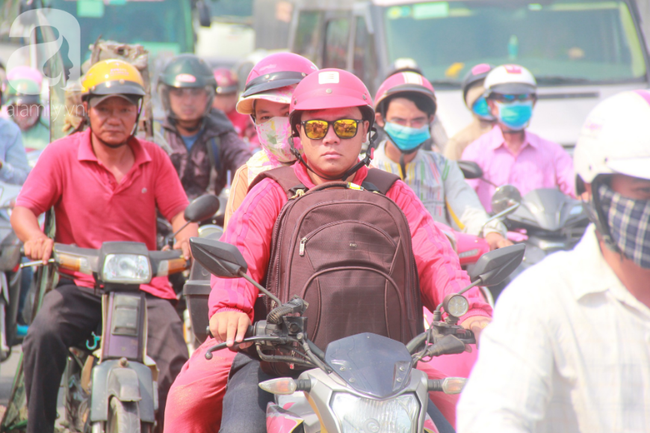 TP.HCM: Cửa ngõ phía Tây kẹt cứng, giao thông hỗn loạn vì người dân về quê nghỉ lễ 30/4 - 1/5