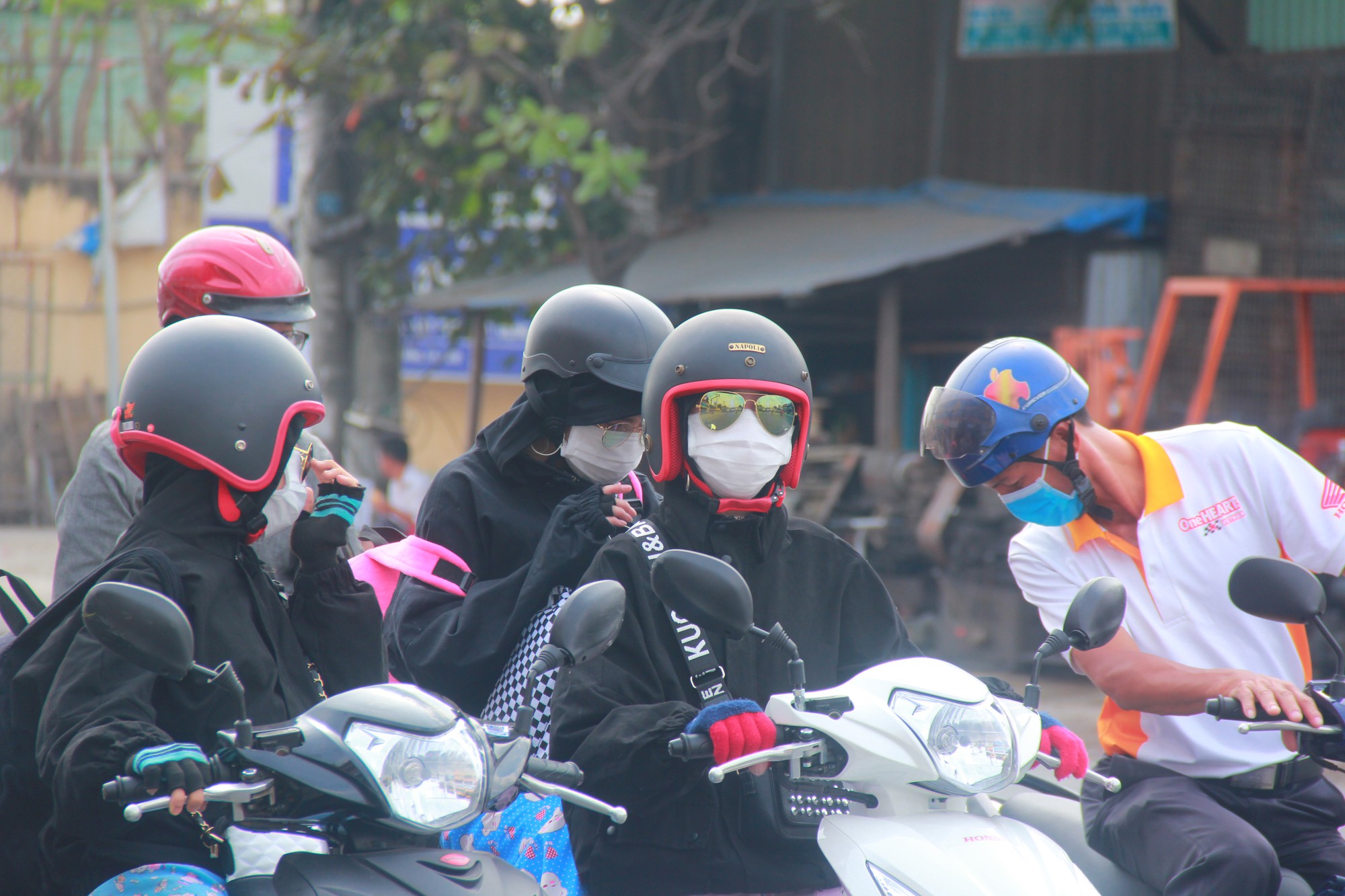 TP.HCM: Cửa ngõ phía Tây kẹt cứng, giao thông hỗn loạn vì người dân về quê nghỉ lễ 30/4 - 1/5