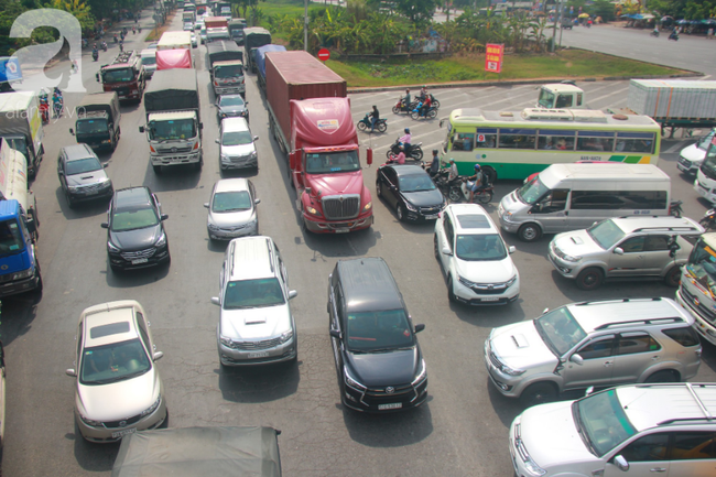 TP.HCM: Cửa ngõ phía Tây kẹt cứng, giao thông hỗn loạn vì người dân về quê nghỉ lễ 30/4 - 1/5