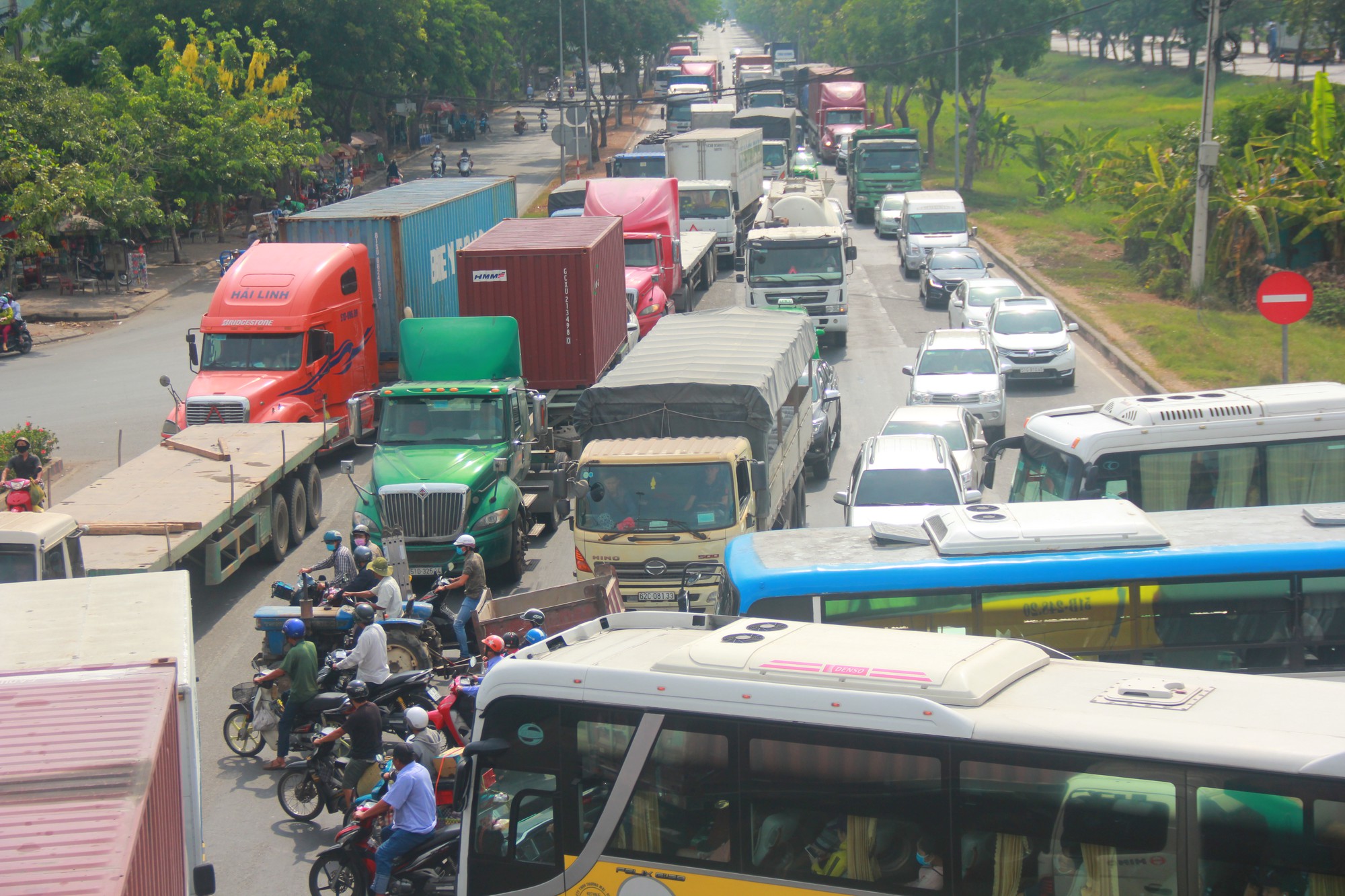 TP.HCM: Cửa ngõ phía Tây kẹt cứng, giao thông hỗn loạn vì người dân về quê nghỉ lễ 30/4 - 1/5
