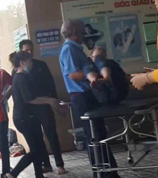 Rò rỉ khí gas, hàng chục công nhân ngất xỉu, sùi bọt mép