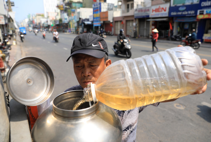 Những bình trà đá miễn phí trong nắng nóng ở Sài Gòn