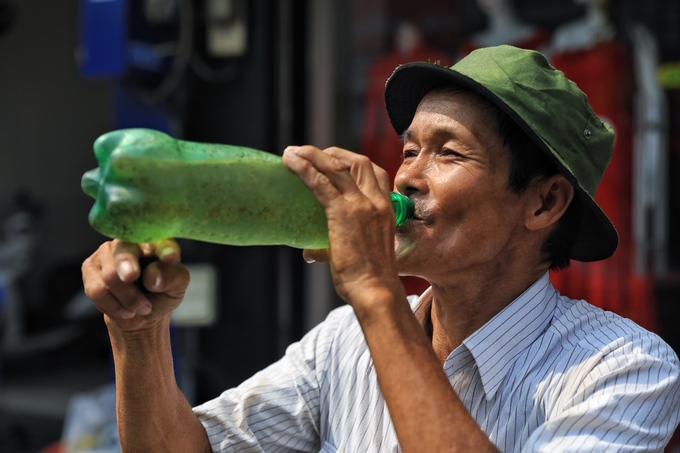 Những bình trà đá miễn phí trong nắng nóng ở Sài Gòn