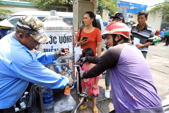 Những bình trà đá miễn phí trong nắng nóng ở Sài Gòn
