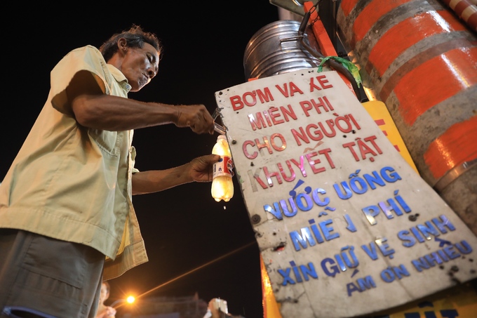 Những bình trà đá miễn phí trong nắng nóng ở Sài Gòn