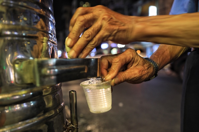 Những bình trà đá miễn phí trong nắng nóng ở Sài Gòn