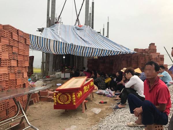 Bị đánh tử vong khi đi trả nợ, người thân mang xác đến nhà chủ nợ đòi công bằng